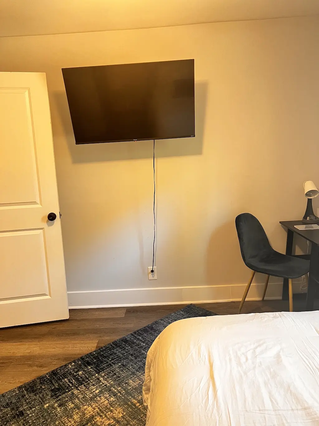 Room Ava TV area